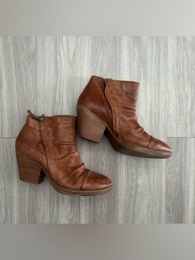 Söfft Brown Leather Ankle Booties Side Zip Slouchy Stacked Heel Size 9.5